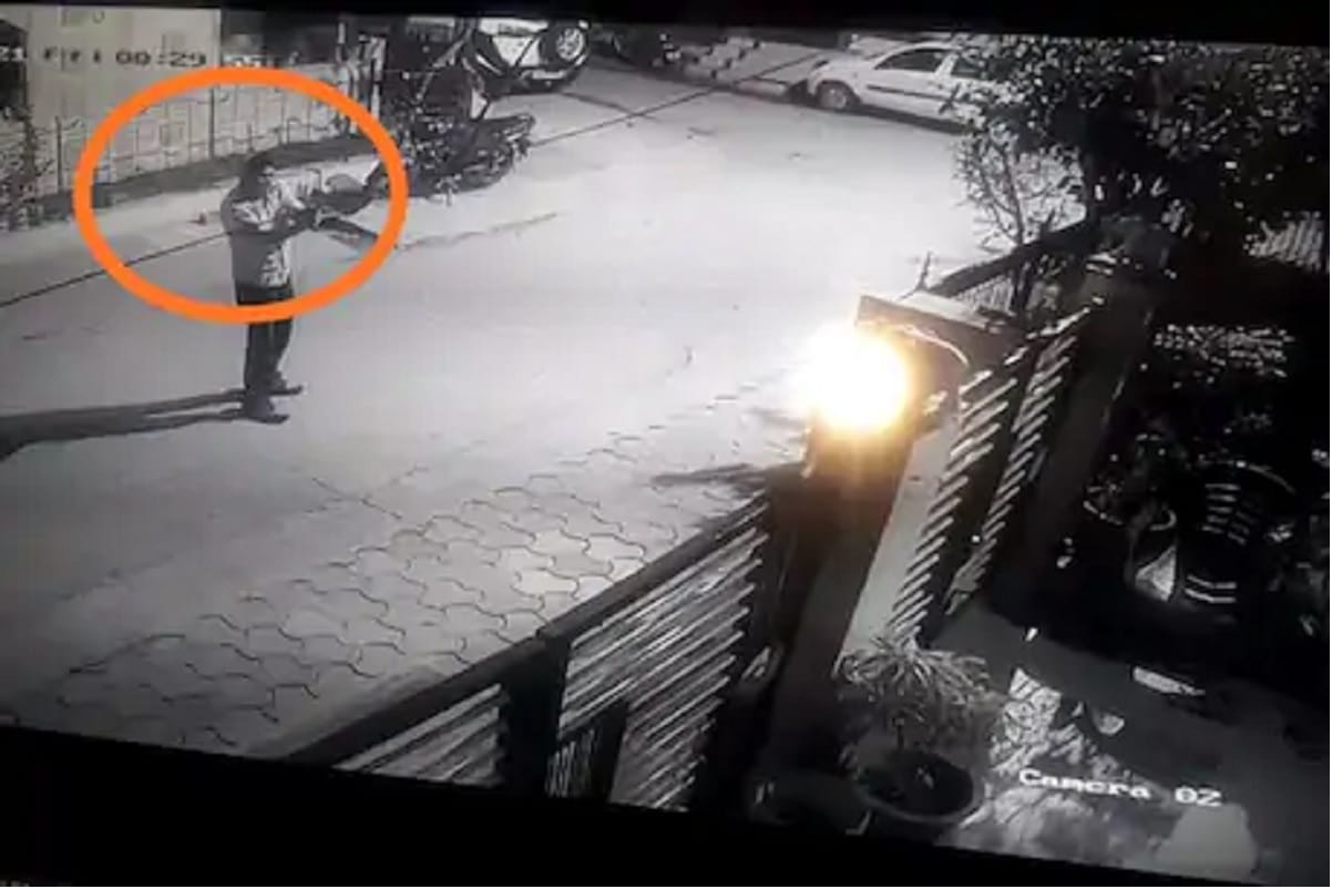 The fearless crook in Indore is not afraid of police he escaped by firing from pistol without covering his face