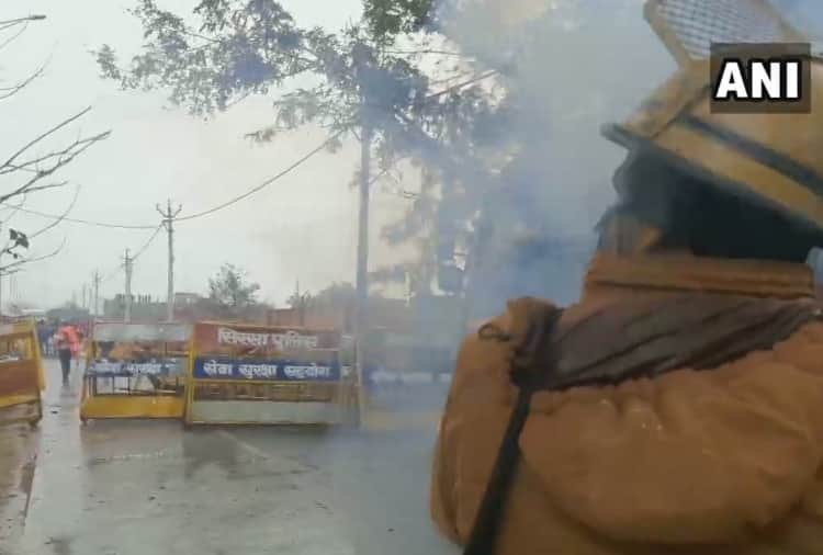 Police use teargas to disperse protestors in Karnal Of Haryana