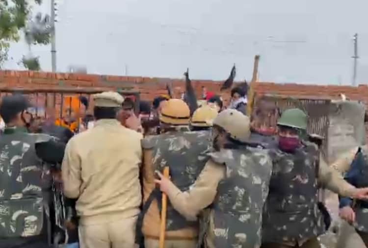 Police use teargas to disperse protestors in Karnal Of Haryana