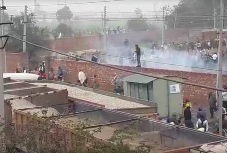 Police use teargas to disperse protestors in Karnal Of Haryana
