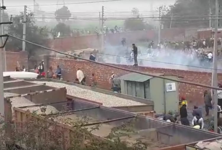 Police use teargas to disperse protestors in Karnal Of Haryana