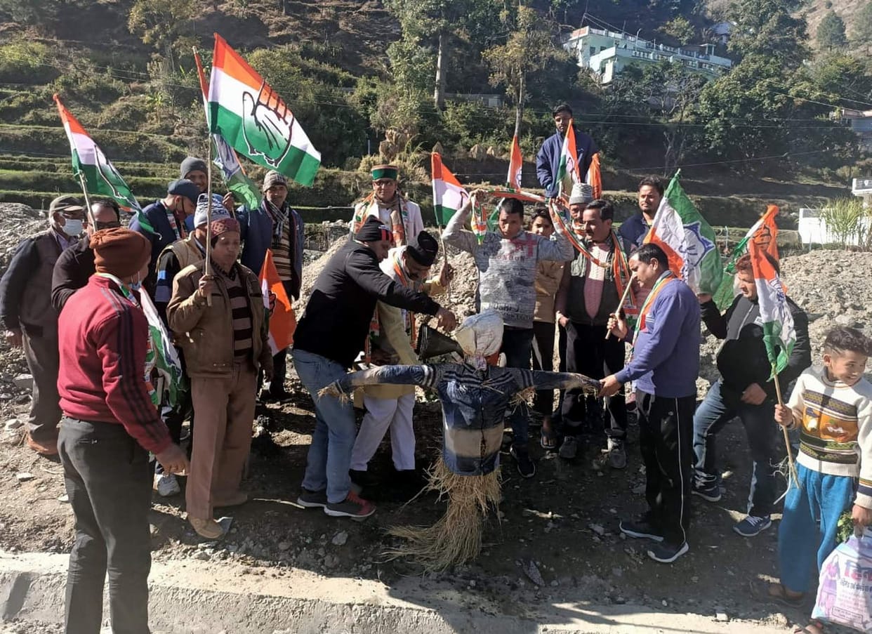 Congressmen burnt effigy of Central and BJP state president