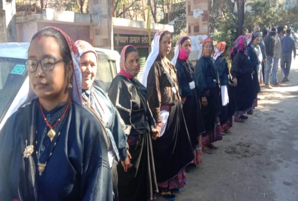 Uttarakhand: 7000 villagers from 70 villages make 19 km long human chain for road widening in Gopeshwar