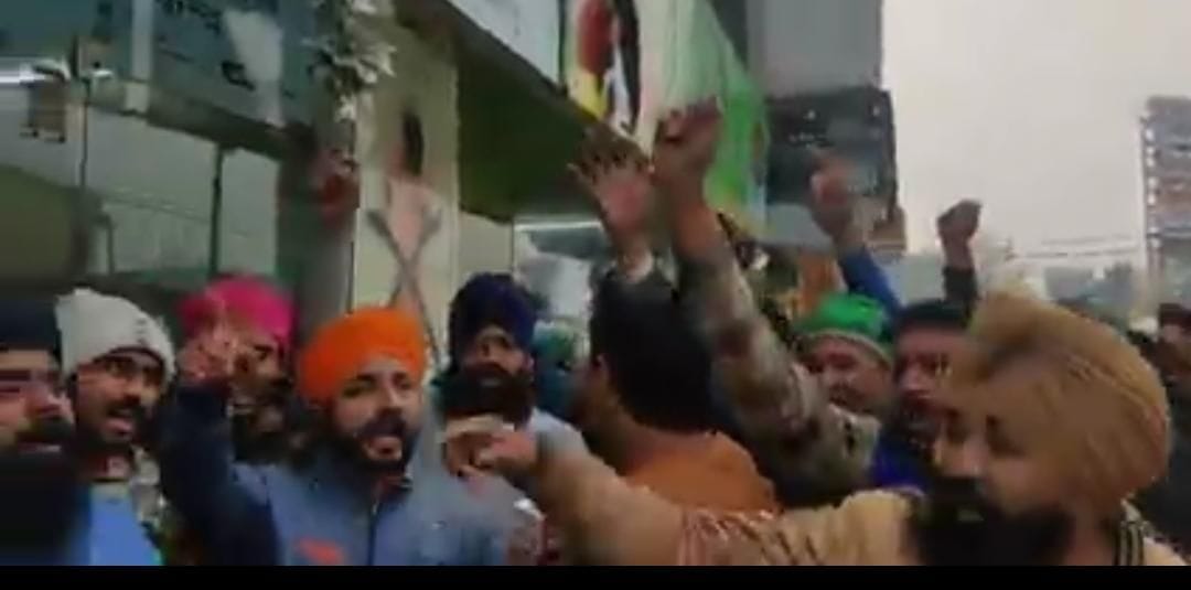 farmers locked patanjali store