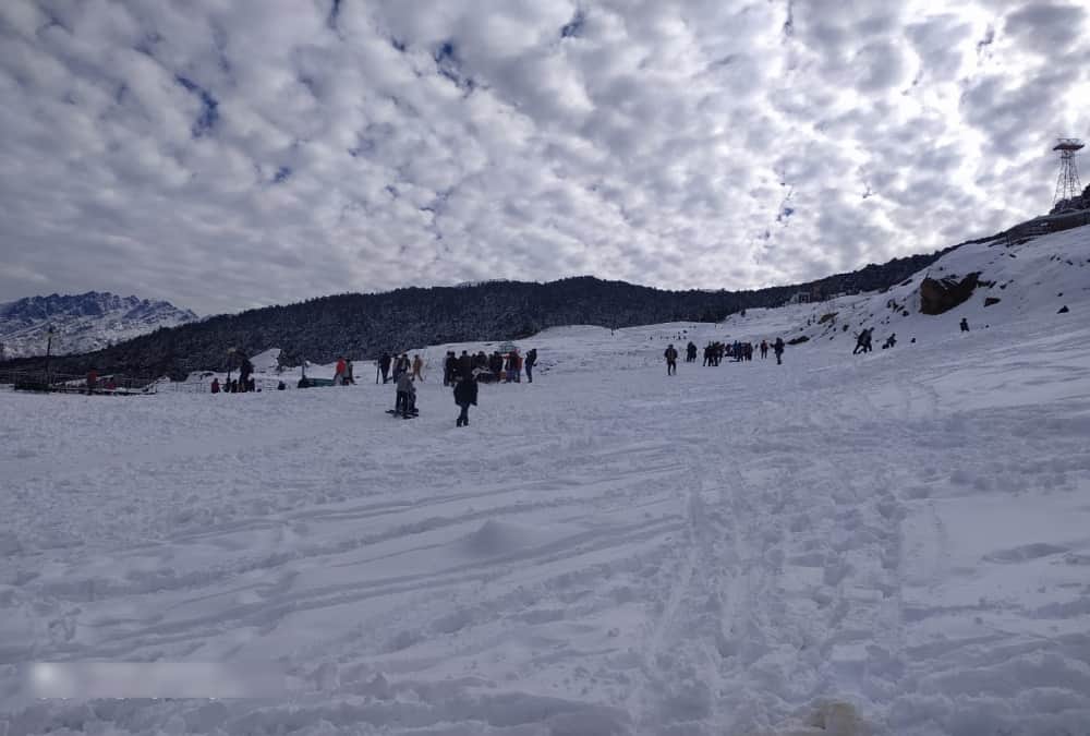Uttarakhand Weather News Today: Tourists Enjoy Snow Covered Auli Awesome Visuals