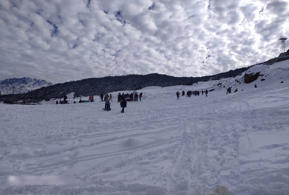 Uttarakhand Weather News Today: Tourists Enjoy Snow Covered Auli Awesome Visuals