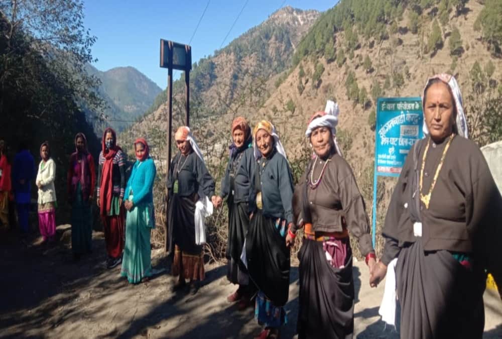 Uttarakhand: 7000 villagers from 70 villages make 19 km long human chain for road widening in Gopeshwar