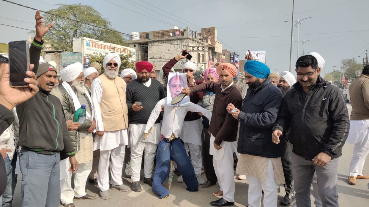 Movement: Farmers burnt effigy of Agriculture Minister in queens