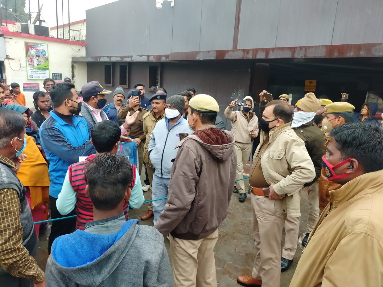 station pr foot overbrid kholne ki mangh ko lekar prdarshan, kotwal se behas