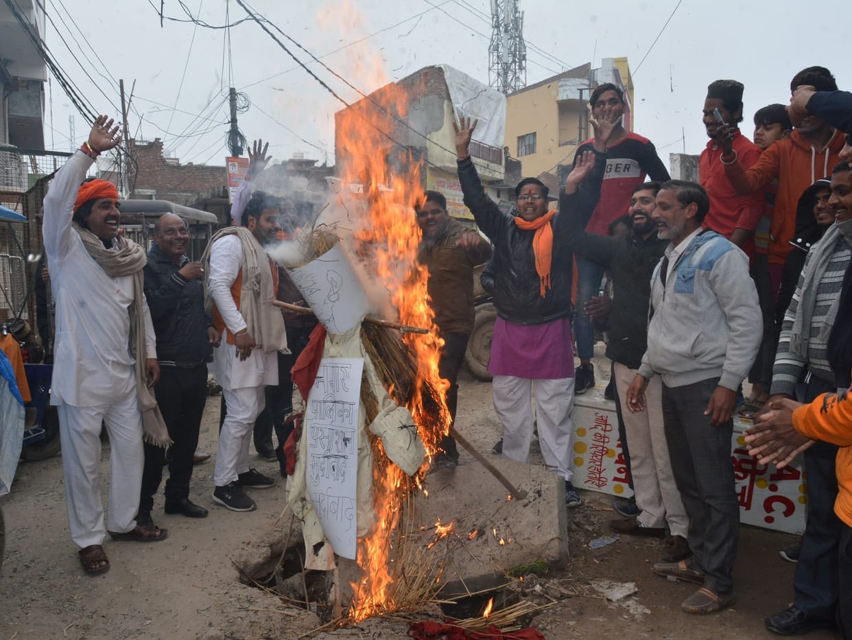Kranti Sena burnt effigy of municipal administration