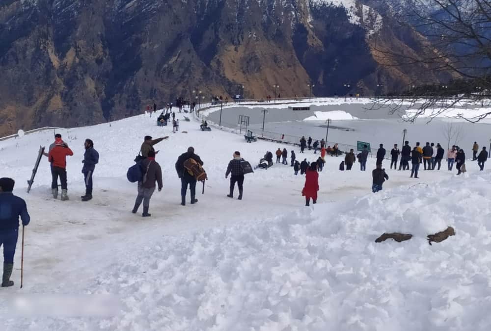 Uttarakhand Weather News Today: Tourists Enjoy Snow Covered Auli Awesome Visuals