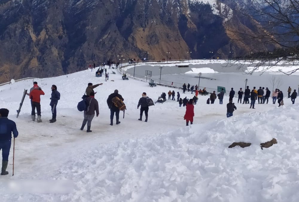 Chamoli: Foli to Auli road closed, tourists climbing on foot, pwd did not start work to open the road