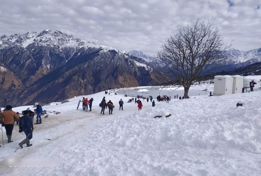 Uttarakhand Weather News Today: Tourists Enjoy Snow Covered Auli Awesome Visuals