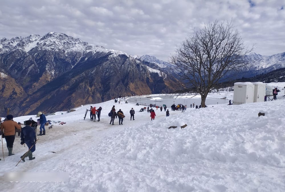 Uttarakhand Weather News Today: Tourists Enjoy Snow Covered Auli Awesome Visuals