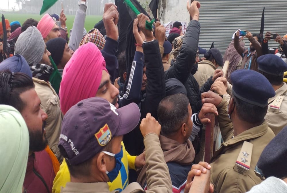 kisan andolan latest news: Farmers Protest Against Education Minister Arvind Pandey in Rudrapur, Fight With Police Photos