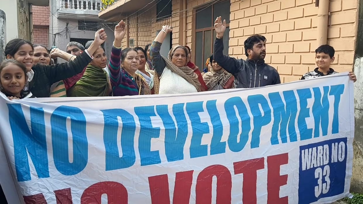 People put up banners of 'no-development no-vote' in Pathankot