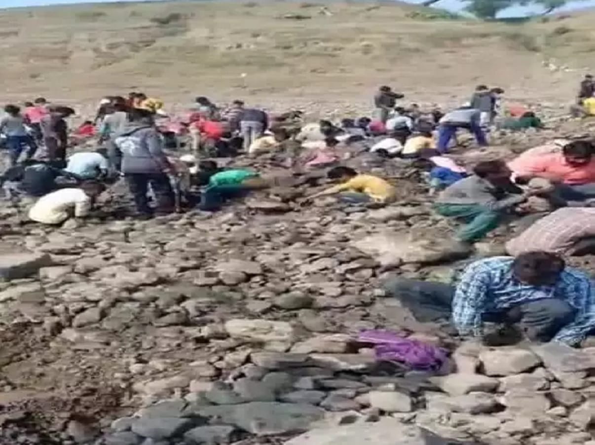 Madhya Pradesh: People of Rajgarh engaged in excavation of Parvati river, searching for gold coins