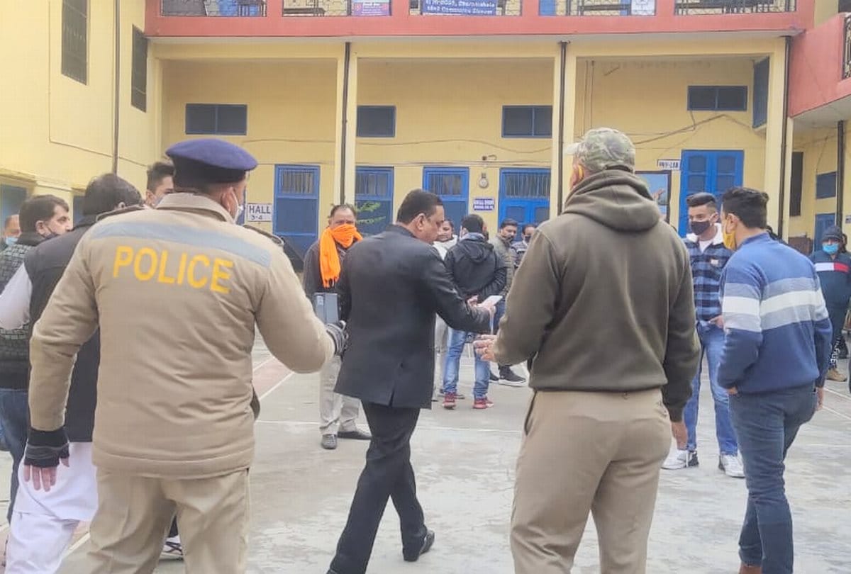 argument between candidates during voting for local bodies election in Una