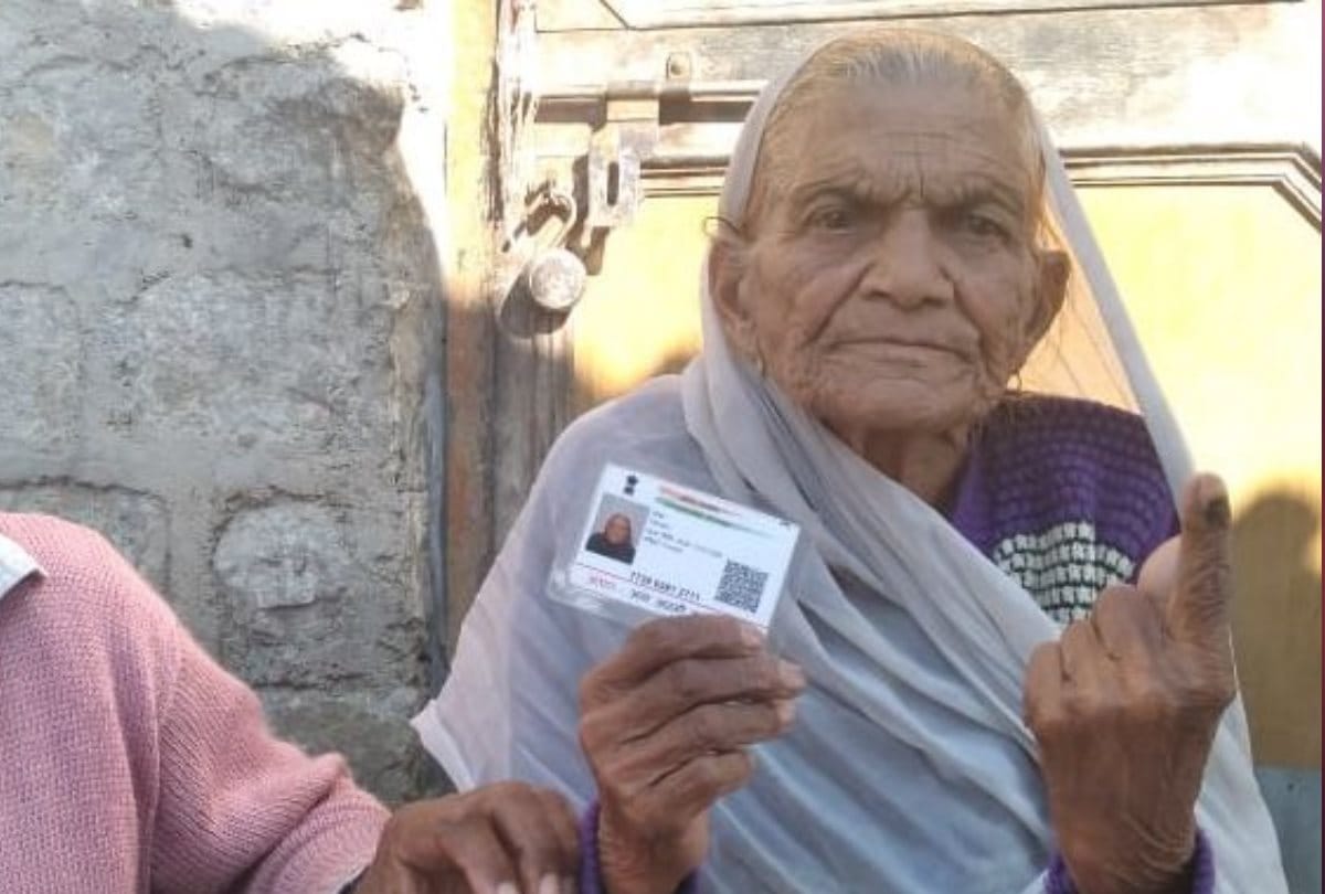 himachal local bodies election: 102 year old Devku devi cast vote