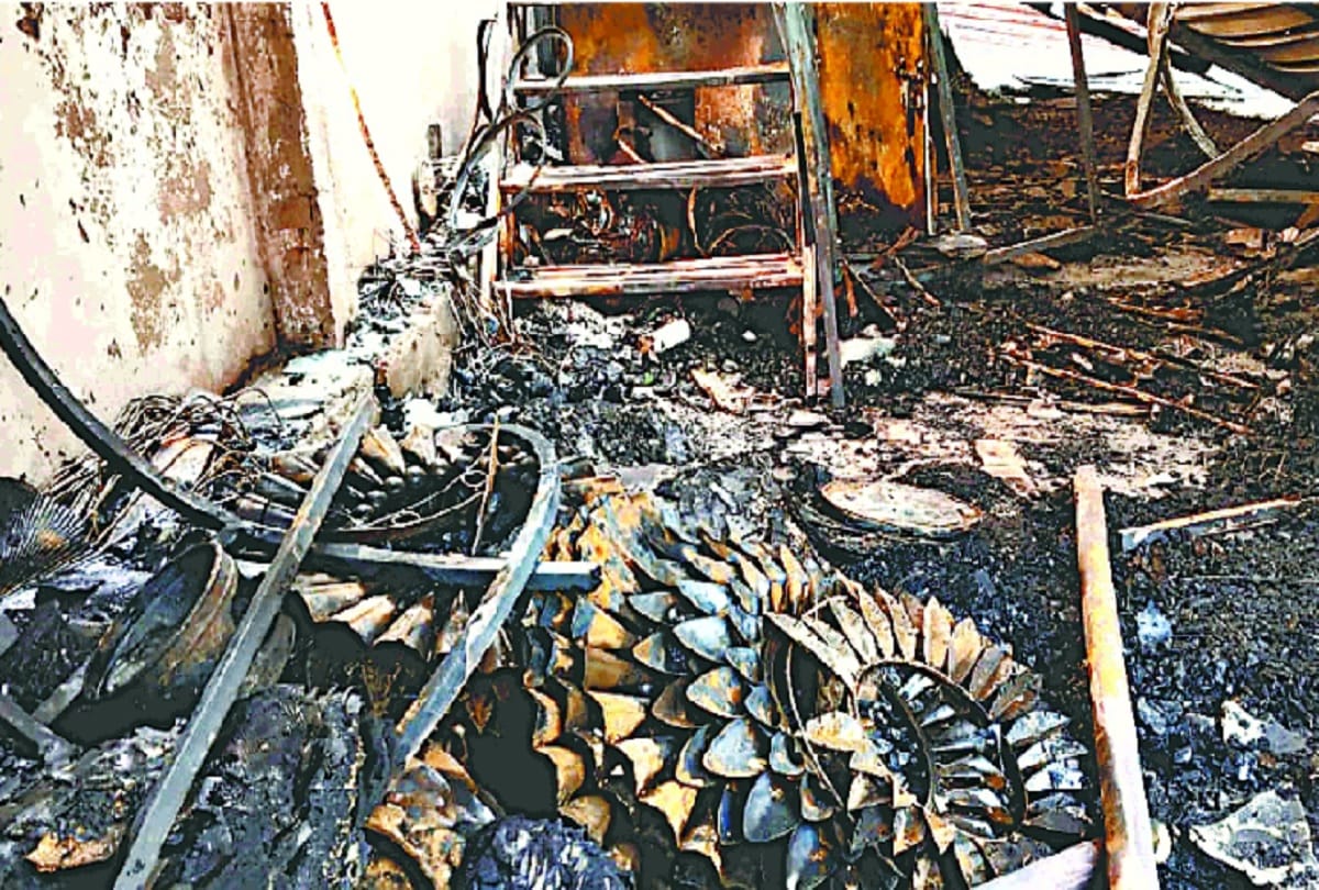 Greater Noida: A massive fire broke out in four shops, jammed due to cylinder burst