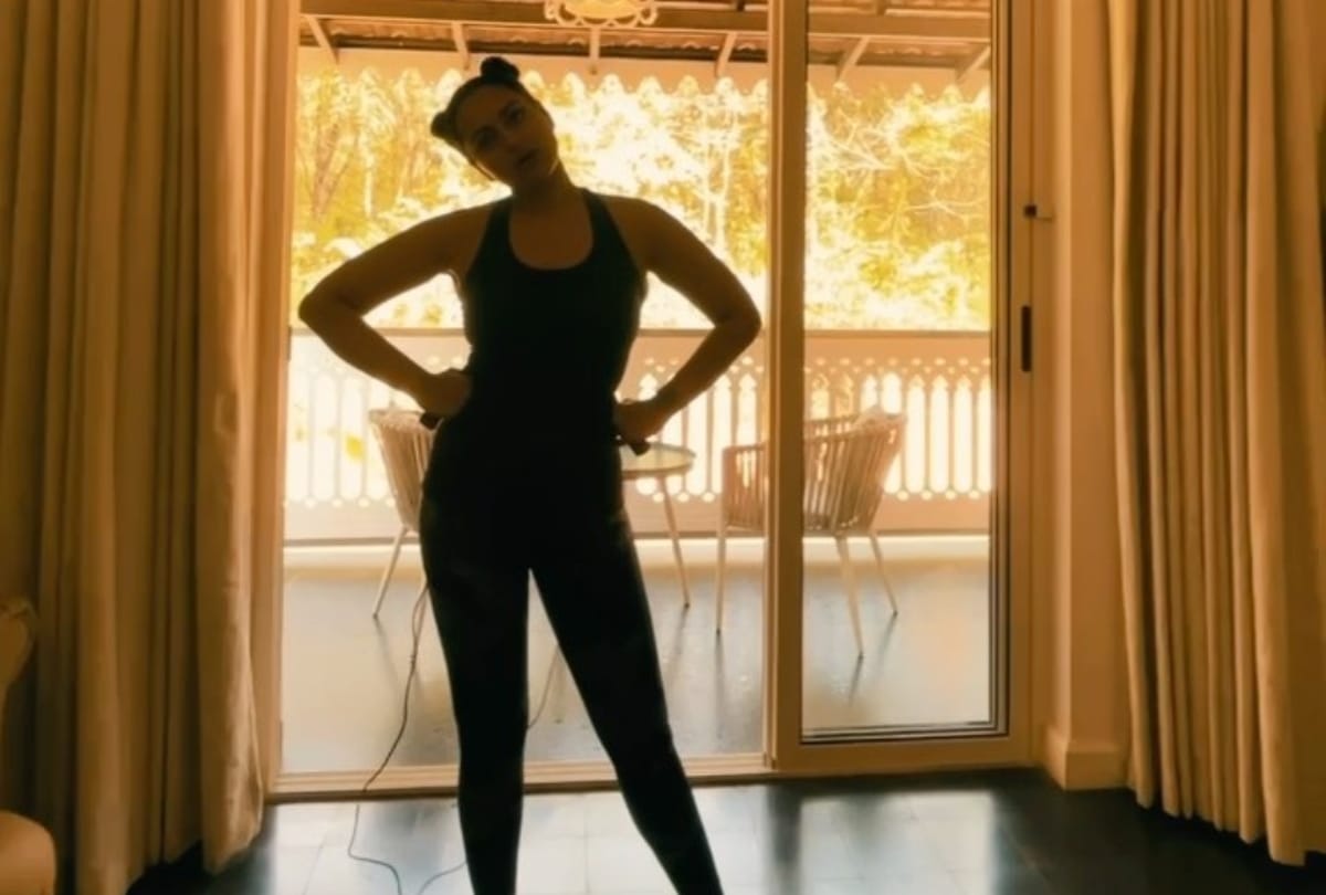 skipping jump rope health benefits and advantages in hindi rassi kud ke fayde sonakshi sinha fitness routine at home