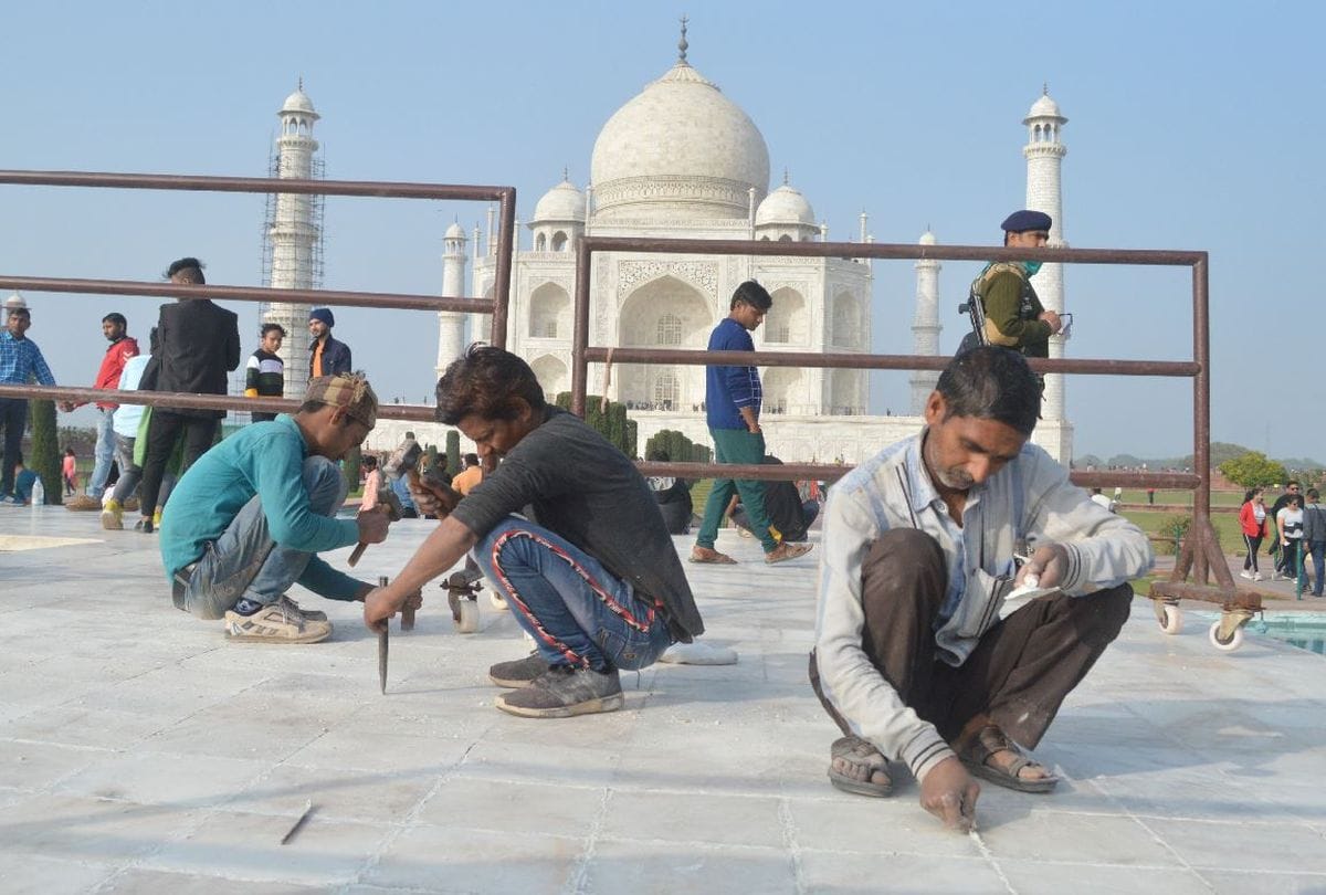 Number of tourists increased at the Taj Mahal on weekend