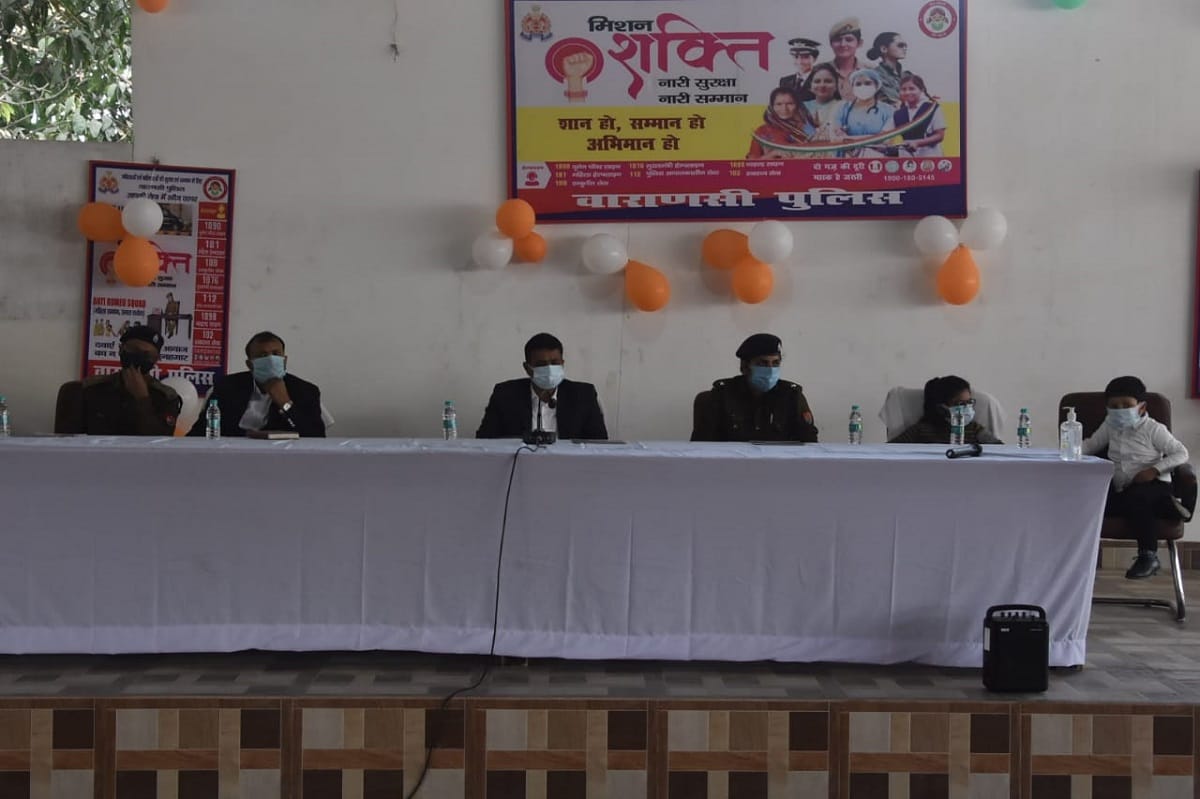 girl students told how to do self defense In Varanasi police line