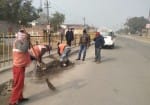राज्यपाल के आने से पूर्व हाईवे को साफ कराते नगर निगम के अधिकारी