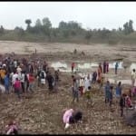 सोने और चांदी के सिक्के ढूंढने के लिए मिट्टी खोद रहे लोग