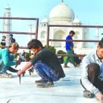 ताजमहल पर संरक्षण कार्य करते मजदूर