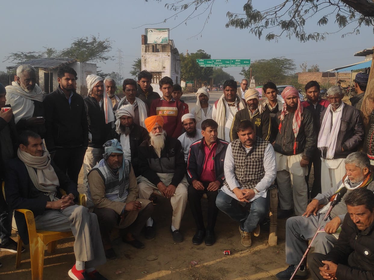 today hundred farmers of the district will travell to dehli