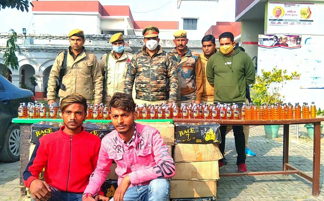 1008 quarters of liquor were filled in Honda City car, two arrested