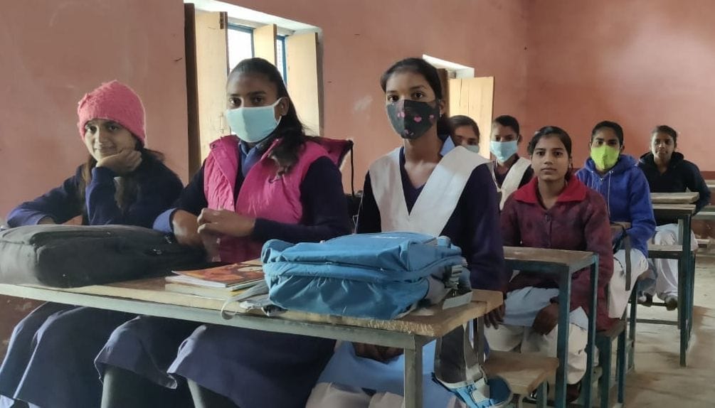 Girl students spoke about the importance of Hindi