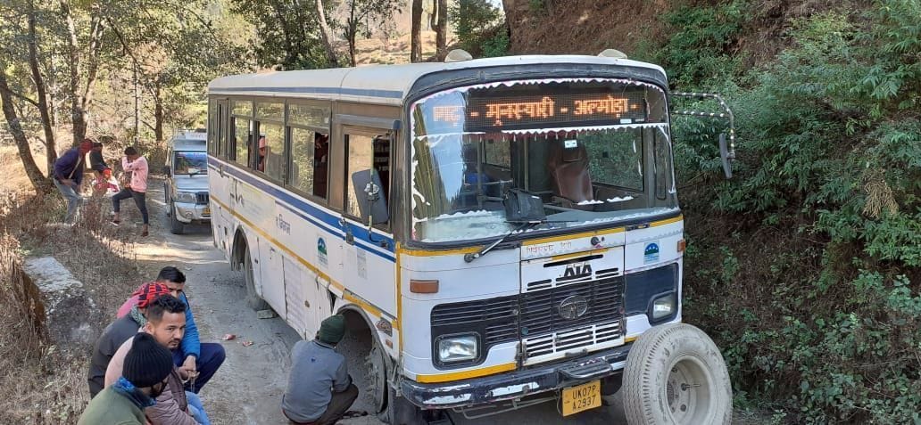 Roadways bus tire cracked, driver controlled bus with carefully