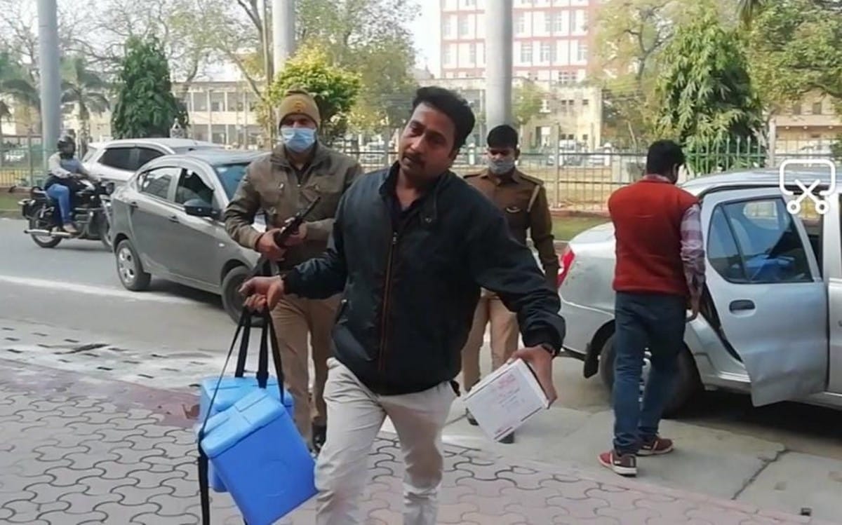Employee reached with vaccine box without mask globs at BHU hospital