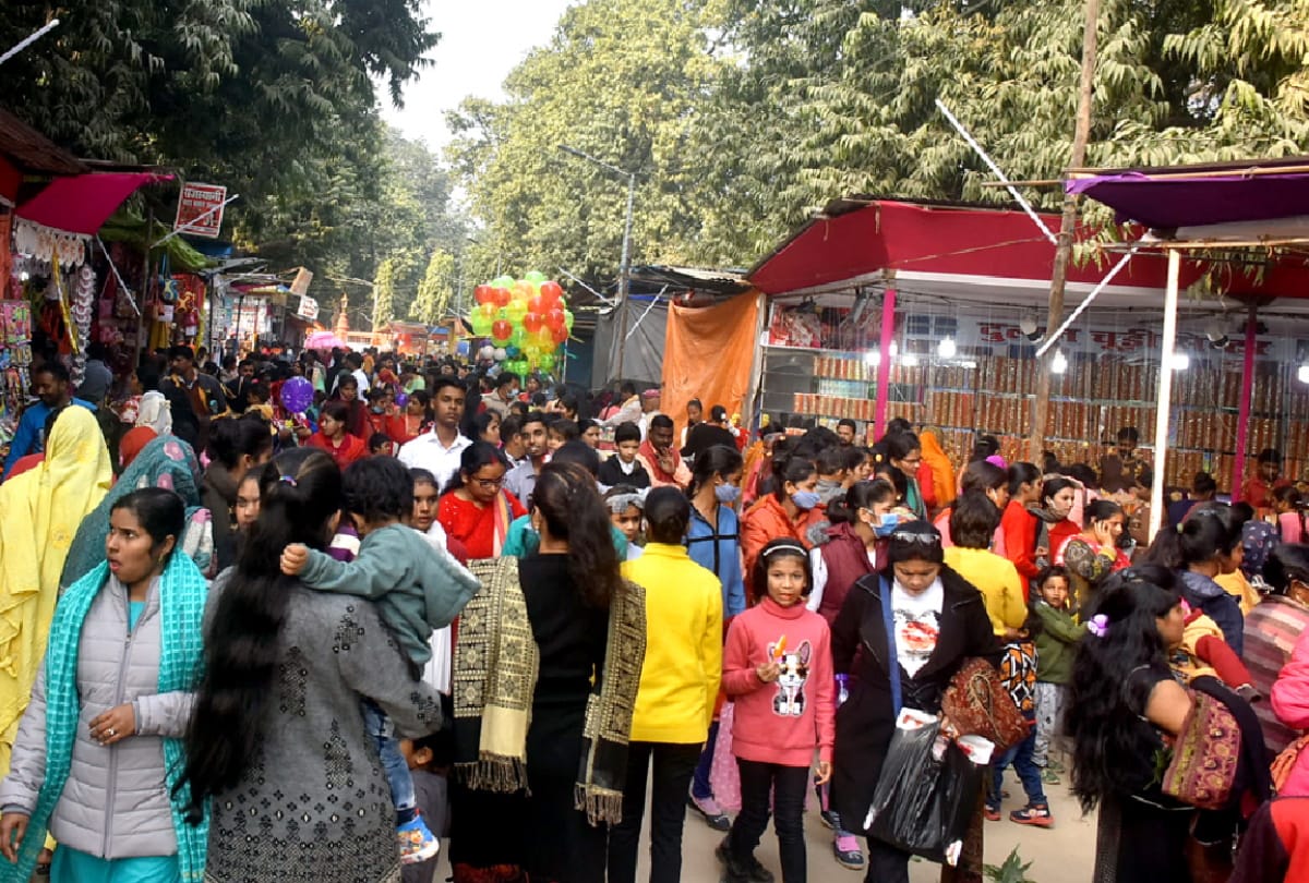 crowd of devotees gathered at Baba Gorakhnath temple Gorakhpur
