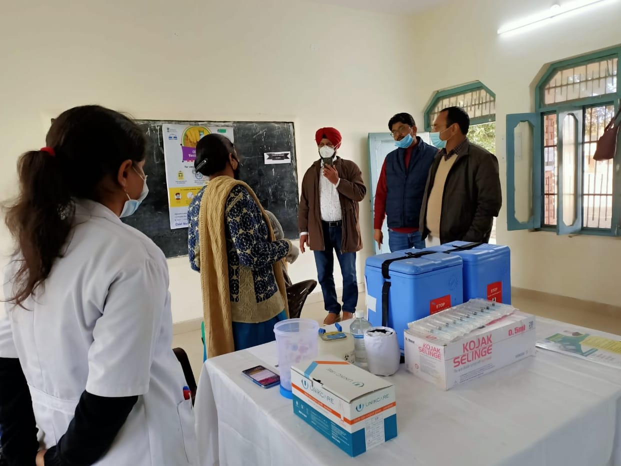 corona vaccination camp in una