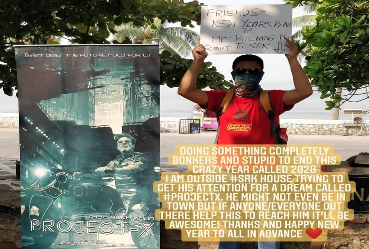 Young Filmmaker Camps Outside Mannat To Sign Shahrukh Khan For a Film