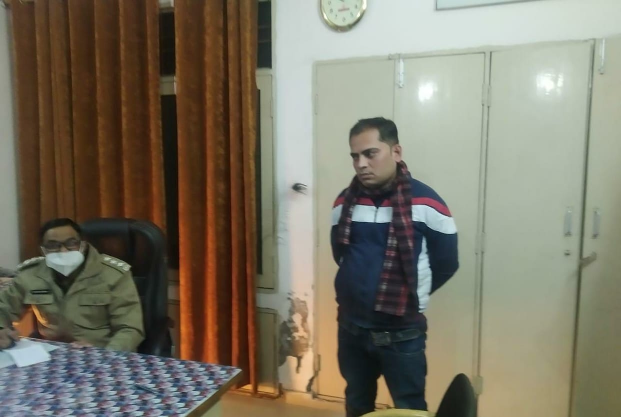 2.17 Lakh and Scooty looted under the contract of liquor contractor in front of City police station