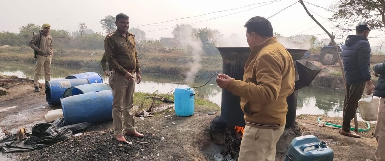tuti need, bavadtod karwayi me 12 hajar letar milavti sarav pakdi