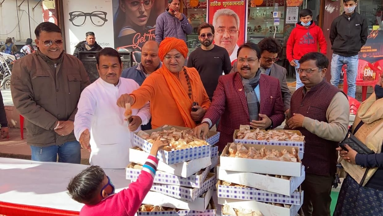 100 kg laddus distributed on the birthday of cabinet minister