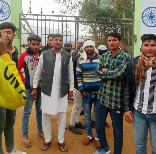 teacher did not arrive, panchayat representatives set lock