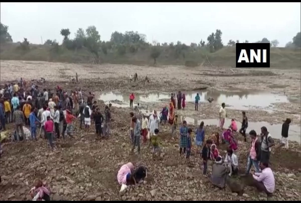 madhya pradesh People are in Rajgarh district to dig mud in Parvati river in search of gold and silver coins
