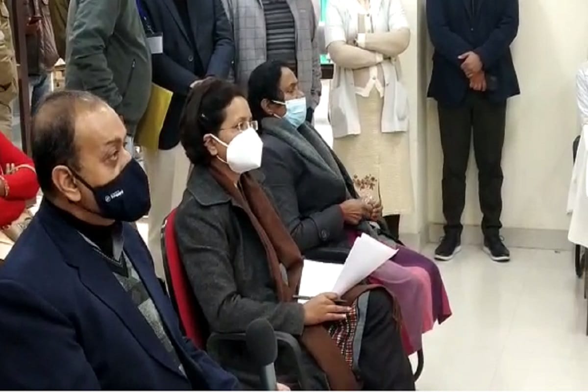 Chief Minister Yogi Adityanath has interacted with CMO of five districts including Meerut regarding corona vaccination