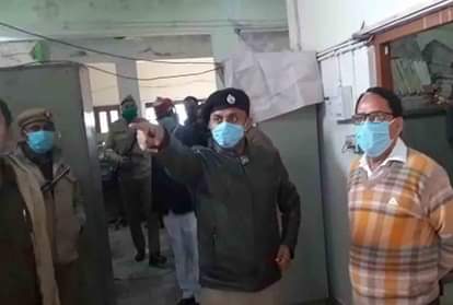 मौके पर जांच करने पहुंची पुलिस