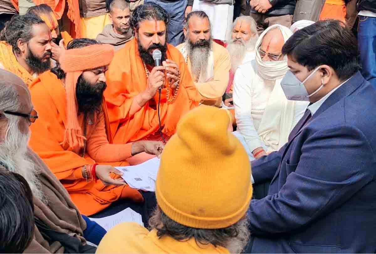 saints staged a sit-in in the Collectorate premises to protest against the attack on the Sadhus coming to Chitrakoot