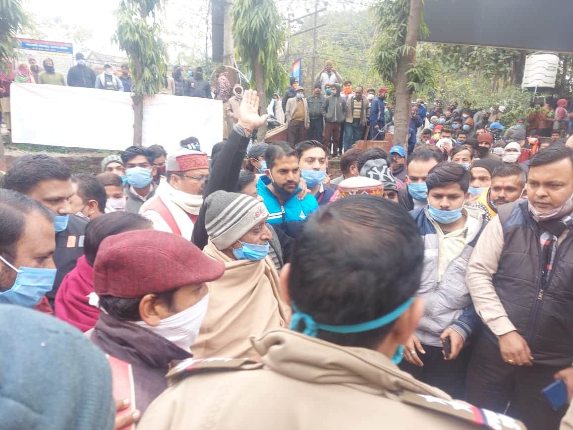 uttarakhand news : woman allegation on roorkee mayor gaurav goya, parshad protest in kotwali