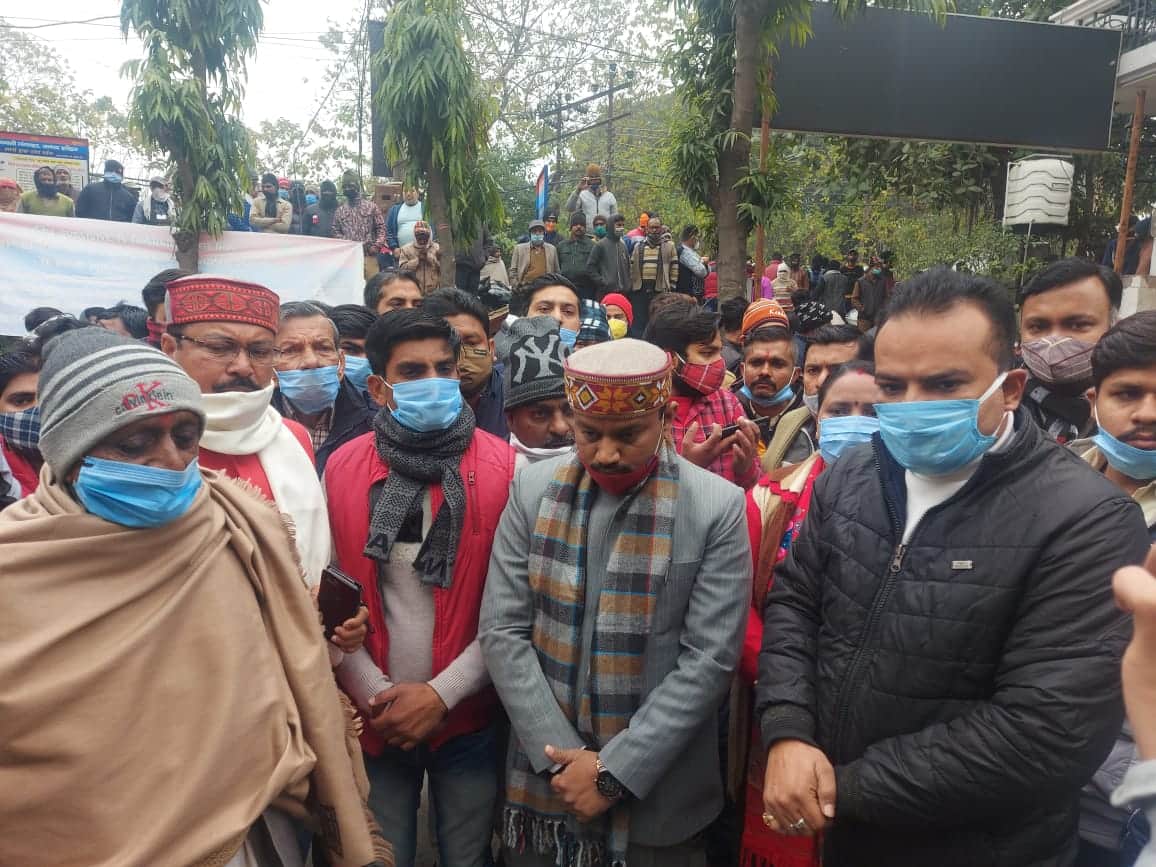uttarakhand news : woman allegation on roorkee mayor gaurav goya, parshad protest in kotwali