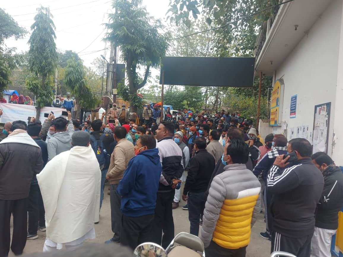 uttarakhand news : woman allegation on roorkee mayor gaurav goya, parshad protest in kotwali