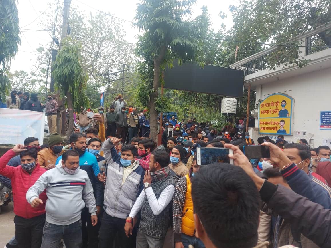 uttarakhand news : woman allegation on roorkee mayor gaurav goya, parshad protest in kotwali